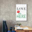 «Love Lives Here» par Cesare Bellassai, art mural sur toile-1309111889