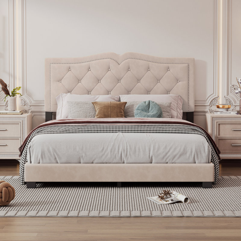 Lit plateforme tapissier avec tête de lit en velours capitonnée et rivets décoratifs, base de lit moderne et élégante, Beige