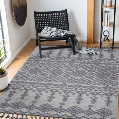 Loom & Collection White/Gray 5X7 Area Rug, Stain-, Non-Shedding, And Pet-, For Various Rooms, Easy To Clean, , Medium Pile, Cotton Backing, No Latex Indoor/Outdoor Stain , Pet Approved, Fits Living