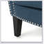 Luxueux fauteuil club rembourré au design élégant et aux sièges confortables, parfait pour les salons et les chambres modernes.
