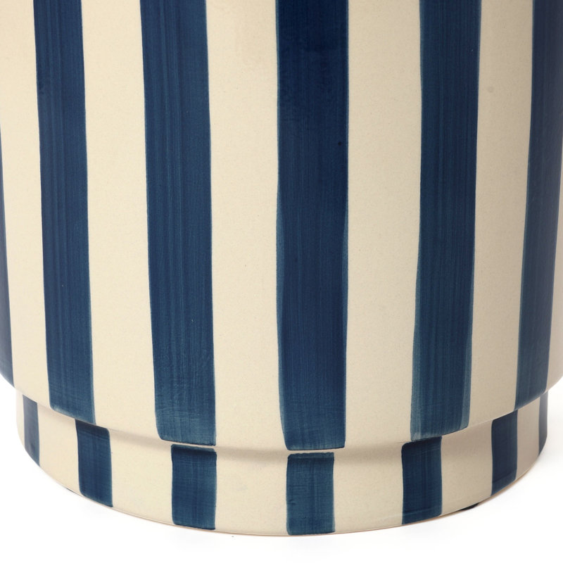 Table d'appoint en céramique de 44 cm (17,3 po) avec finition émaillée à rayures bleues et détails festonnés