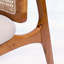 Ensemble de 2 chaises de salle à manger modernes du milieu du siècle en rotin, avec structure en bois d'hévéa massif et dossier en rotin naturel.