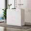 Bureau de réception blanc avec façade en panneau perforé, tiroirs verrouillables et tablettes de rangement