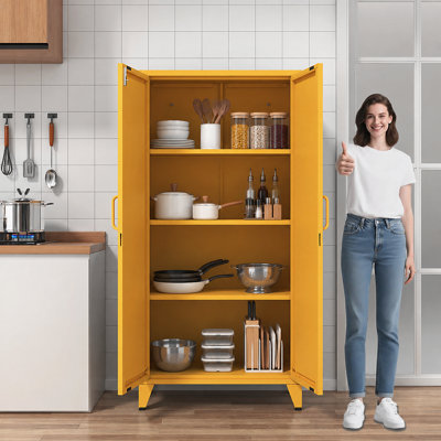 Armoire de cuisine/garde-manger jaune de style ferme, 155 cm de haut, en métal, avec serrure, 2 portes métalliques en forme de X et 3 tablettes réglables. Mobilier sur pied pour la maison, la chambre, le garage ou le bureau.