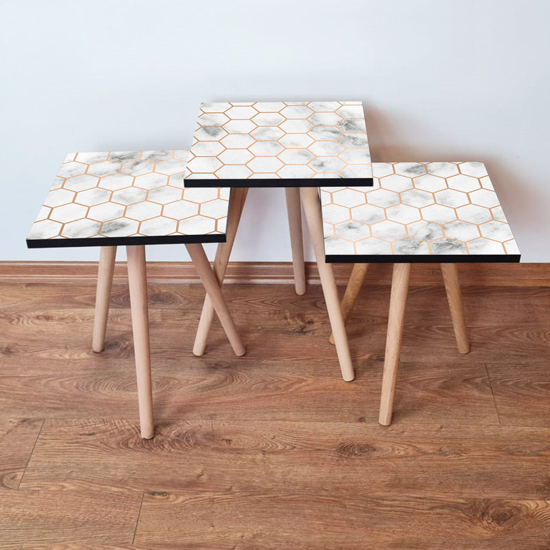 Ensemble de tables gigognes modernes (3 pièces), blanc et brun clair, 13,8 x 20,5 x 13,8 pouces | 100% panneau de fibres à densité moyenne avec pieds en bois de hêtre, design géométrique élégant | Parfait pour le salon, la chambre à coucher et les espaces fonctionnels