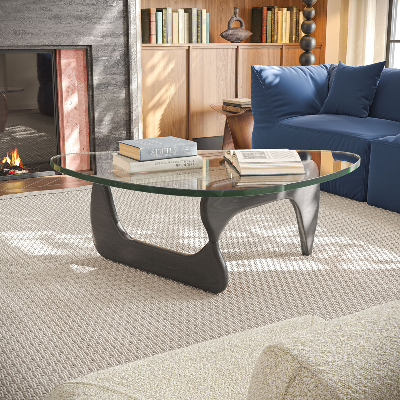 Table basse abstraite à plateau triangulaire de qualité supérieure de 51 po de style Mid-Century avec base en bois massif