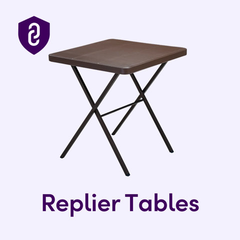 Petite table carrée brune à plateau lisse avec des pattes croisées en métal noir, surmontée du texte Replier Tables.