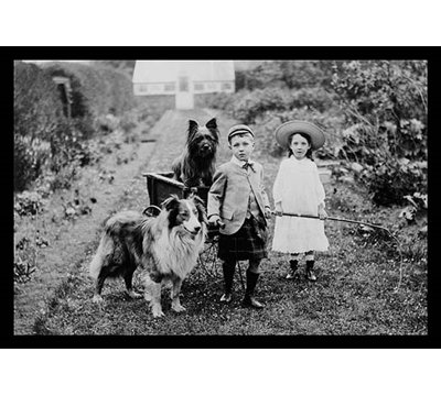 « garçon et filles avec 2 chiens et un wagon », reproduction de photo