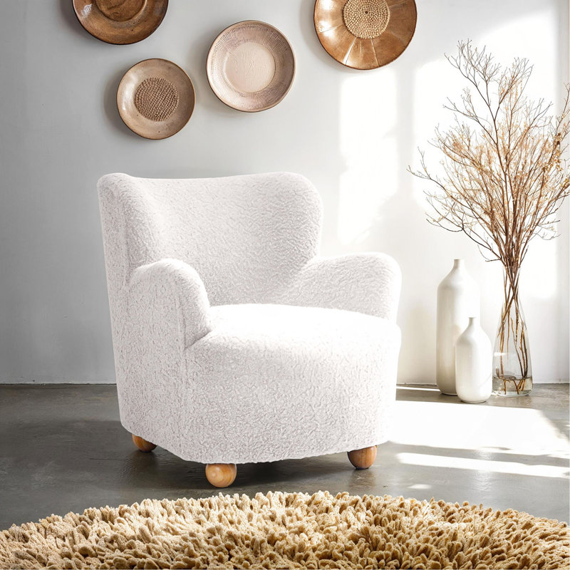 Fauteuil d'appoint blanc avec dossier courbé et accoudoirs inclinés
