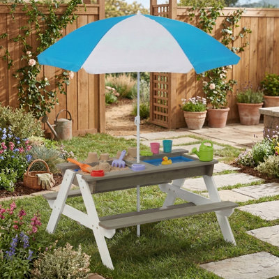 Table d'activités en bois pour enfants, combinant une table de pique-nique avec des jeux de sable et d'eau. Comprend un parasol. Convient pour une utilisation extérieure dans les cours, les patios et les aires de jeux.