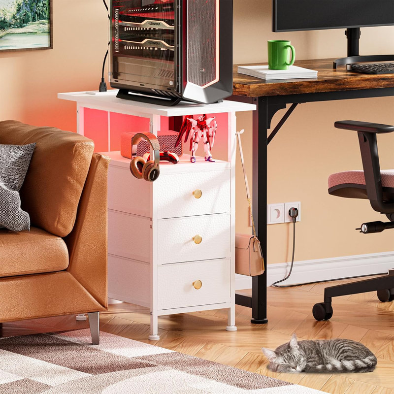 Table de bout commode à 3 tiroirs avec station de charge Klecka, table d'appoint étroite avec 3 tiroirs en tissu et tablette, table de chevet Skinny avec lumière DEL, table de chevet mince pour la chambre à coucher, le salon, les petits espaces, blanc