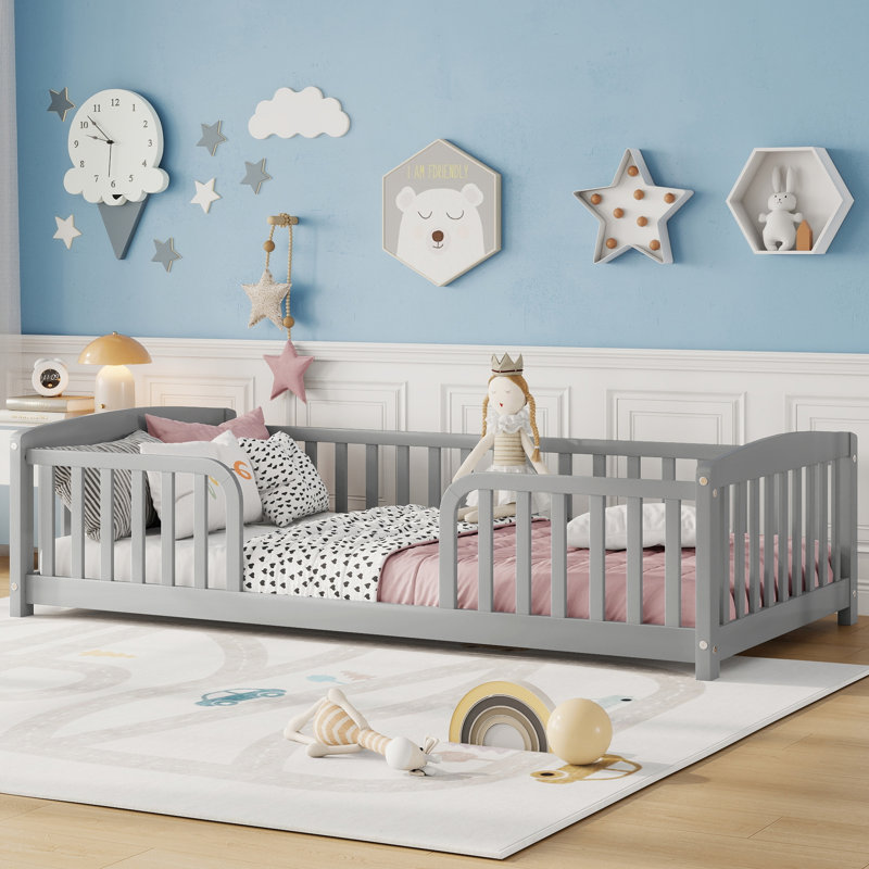 Lit en bois de pin avec entrée centrale et garde-corps, parfait pour un sommeil sécuritaire et confortable, Gris