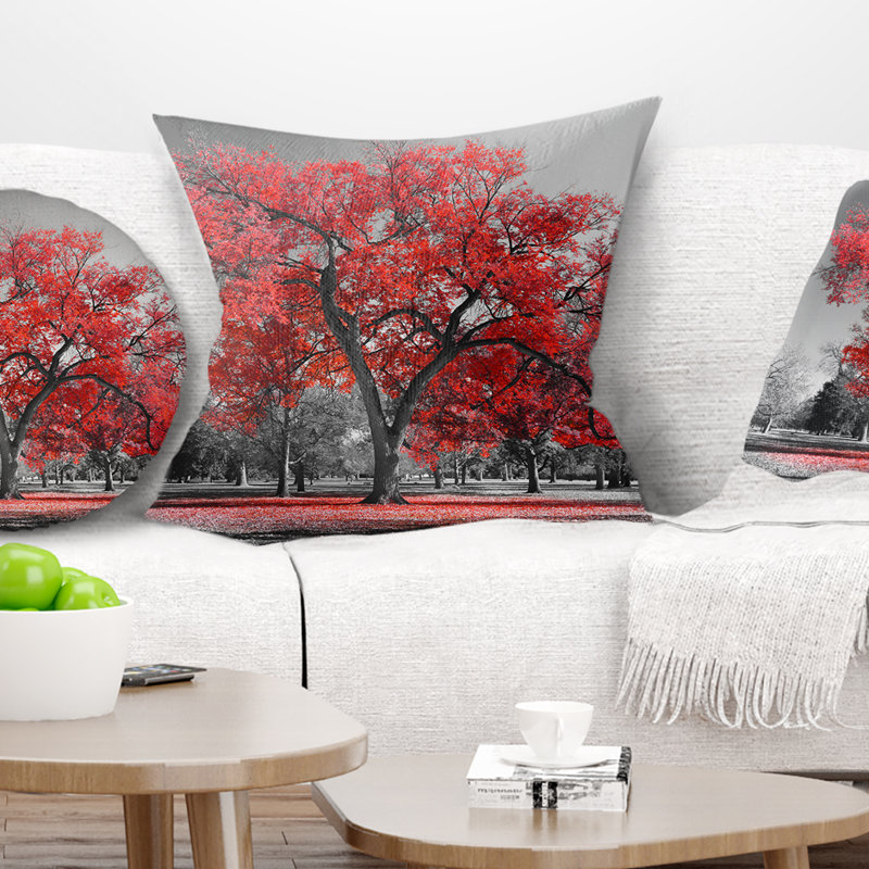 Grand arbre rouge le jour de la brume - coussin à imprimé paysage, 16 po x 16 po, Coussin décoratif