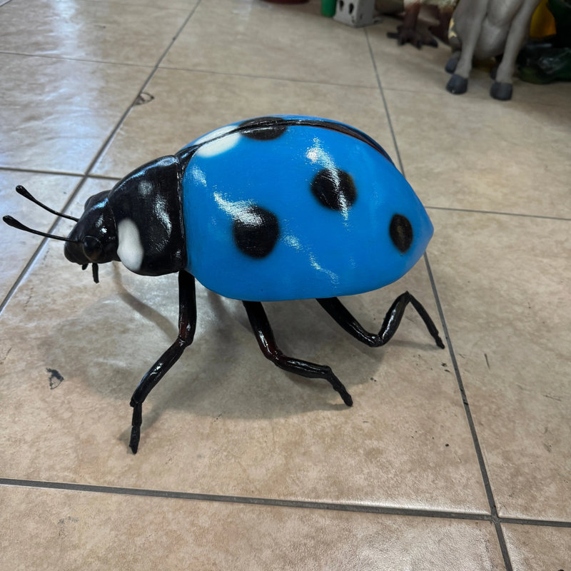 Petite statue d'insecte bleue surdimensionnée