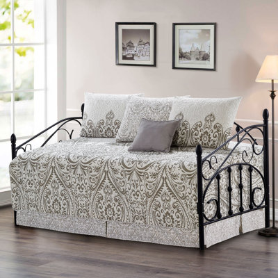 Polyester Damask Quilt with Pillow Shams Included