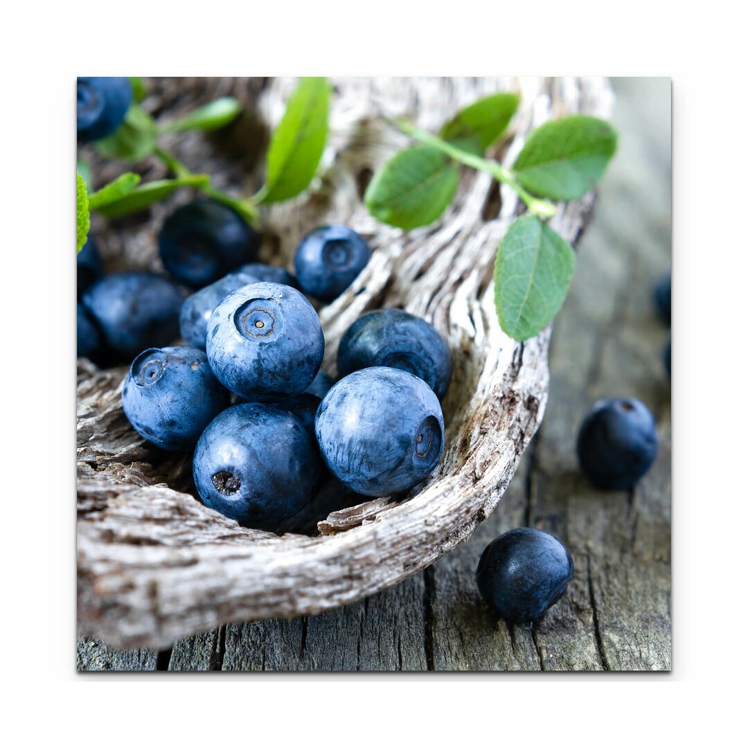 LeinwandbildÂ Heidelbeeren in einer Holzschale