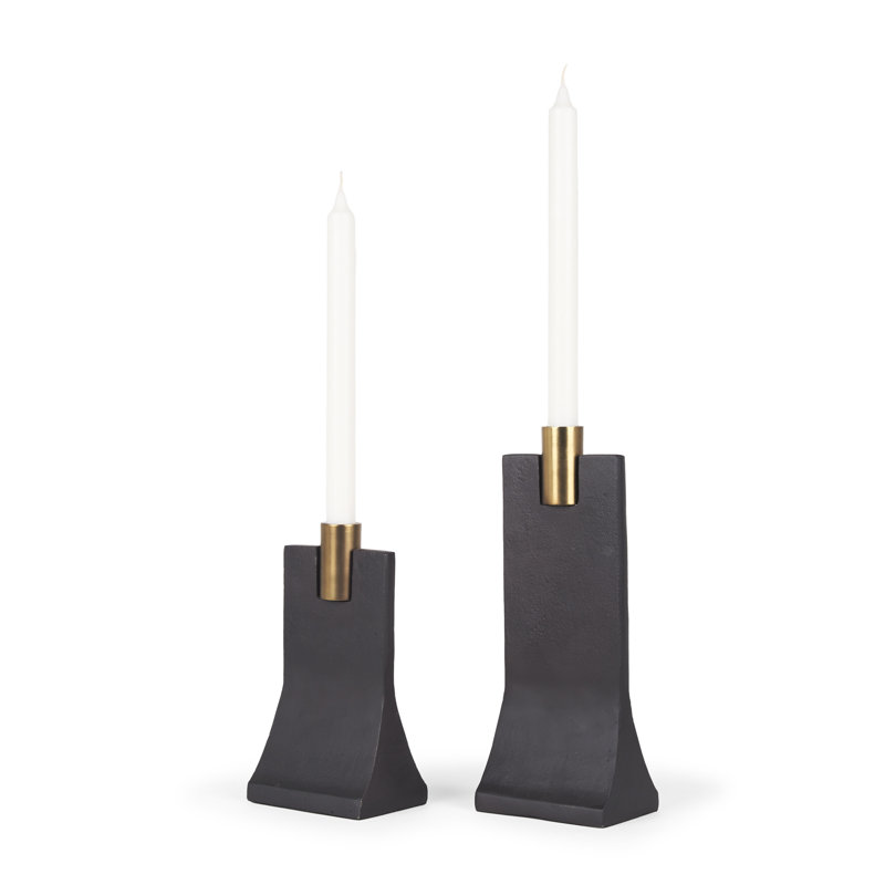 Ensemble de deux porte-bougies de table en métal martelé noir et doré