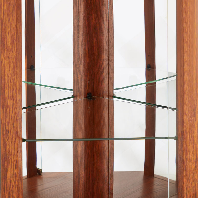 Vitrine d'angle lumineuse avec tablettes réglables en verre et dossier en miroir, idéale pour exposer des antiquités, du vin et plus encore dans les salons