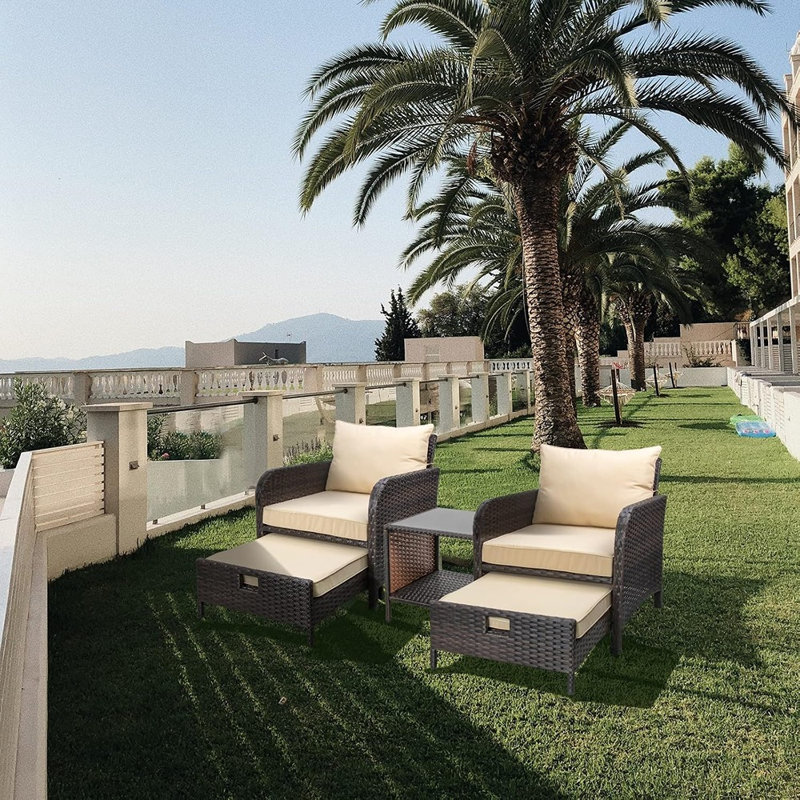 Ensemble de conversation extérieur 5 pièces pour patio, comprenant des chaises en rotin tressé PE, 2 poufs et une table en verre, marron