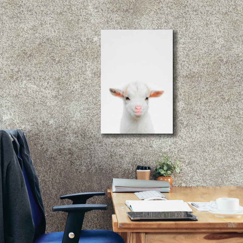 «Baby Goat» par Tai Prints, H 26 po x l 18 po x P 0,75 po