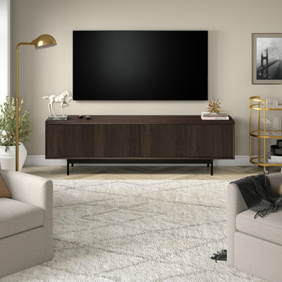 Meuble télé 75 po pour téléviseur de 85 po ou moins avec portes cannelées, rangement et gestion des câbles - Console média Mid-Century moderne grain de bois noir pour le salon | Whitman