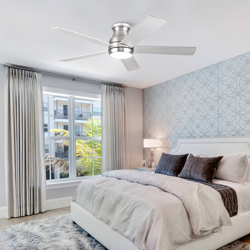 Ventilateur de plafond 52 po à profil bas en nickel brossé avec pales argentées
