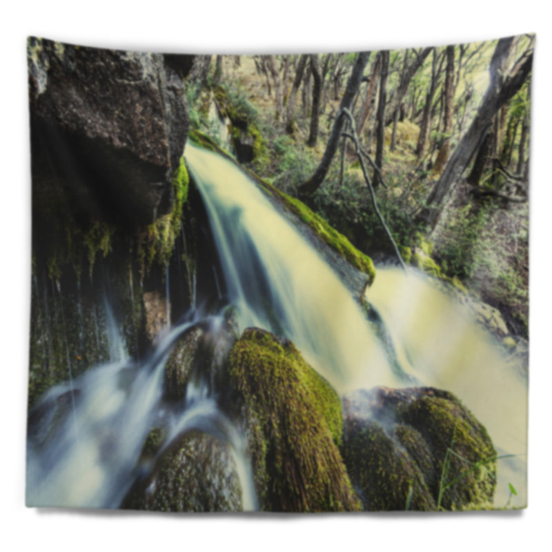 Tapisserie cascade en mer dans une forêt sur roches, H 32 po x l 39 po