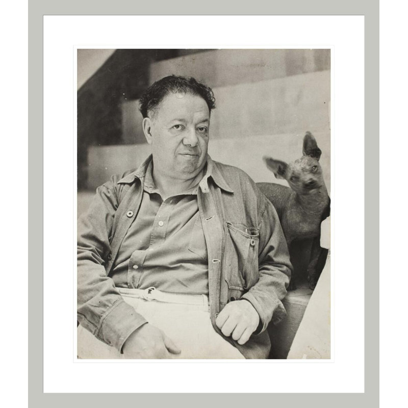 Diego Rivera avec un chien xoloitzcuintle dans la maison bleue Coyoacan par Inconnu - Impression Giclée encadrée