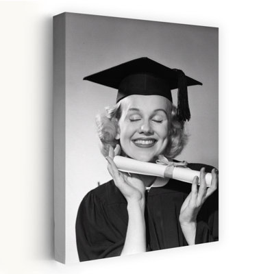 1950S, femme souriante, adolescente, yeux fermés, tenant un diplôme, portant une robe de bal, art mural rétro rétro