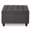 Grand repose-pieds de rangement carré avec pieds en bois, table basse capitonnée avec garniture cloutée-670045552