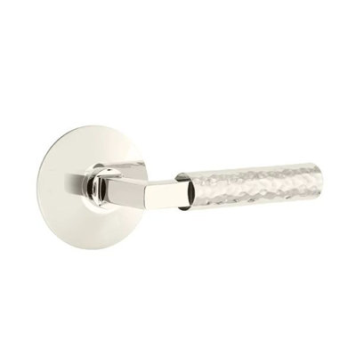 Mortaise intérieure Emtek Select avec rosette moderne et tige carrée en L, levier martelé