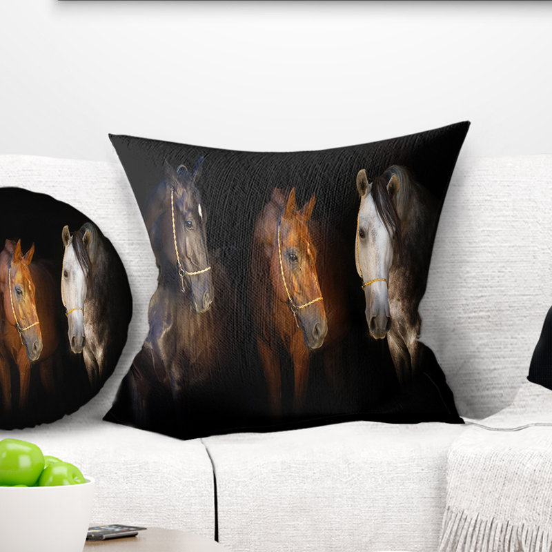 Trois chevaux avec bride dorée - coussin imprimé animal, 18 po x 18 po, Coussin décoratif