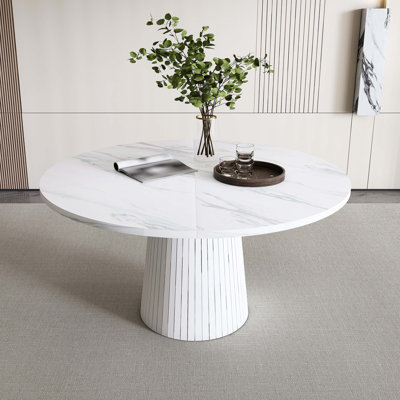 Table de salle à manger ronde en panneau de fibres à densité moyenne de 47 pouces pour quatre personnes avec une surface en placage de marbre, une base en bande de bois et une conception de maison de campagne moderne peu encombrante.