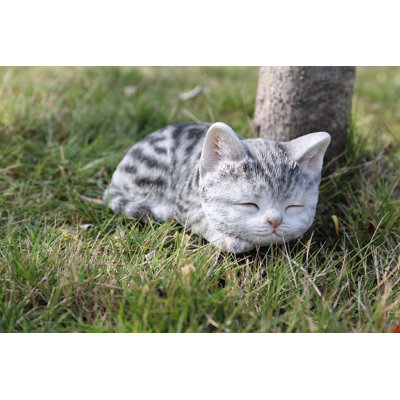 Statue de chaton tigré endormi