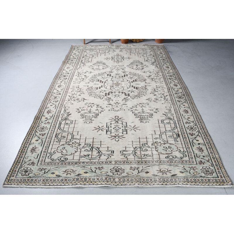 Tapis turc rétro unique avec motif anatolien tissé à la main en beige pour une décoration élégante
