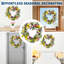 Couronne de tulipes et de lavande avec verdure luxuriante pour la porte d'entrée-243589090