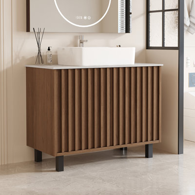 Meuble-lavabo simple autoportant de 91 cm (36 po) avec comptoir en pierre frittée grise, lavabo rectangulaire en céramique blanche, armoire en bois brun cannelé et pieds en bois massif.