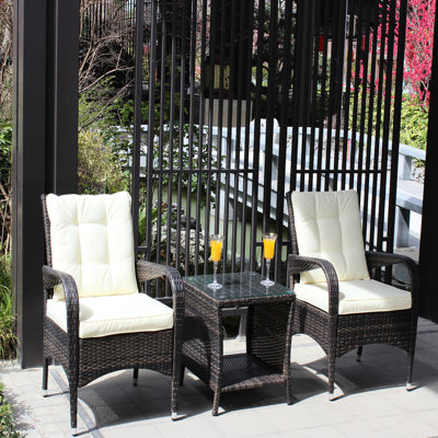 Ensemble de patio extérieur 3 pièces : canapé d'angle avec coussins beiges et table basse - Utilisation : confort et détente