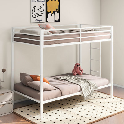 Lit simple superposé au dessus d'un lit blanc en acier avec. Cadre robuste et durable. Escalade facile intégrée au lit supérieur. Barrières de sécurité pleine longueur pour un sommeil sécuritaire. Superbes chambres partagées, chambres d'invités,