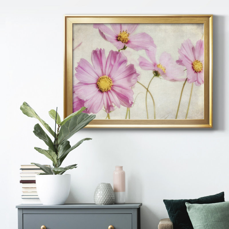 «Pink Cosmos I», peinture sur toile encadrée, H 22,5 po x l 30,5 po x P 1 po, Cadre doré