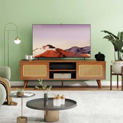Élégant meuble télé en rotin avec station de charge et rangement, idéal pour les salons modernes et les espaces de divertissement.
