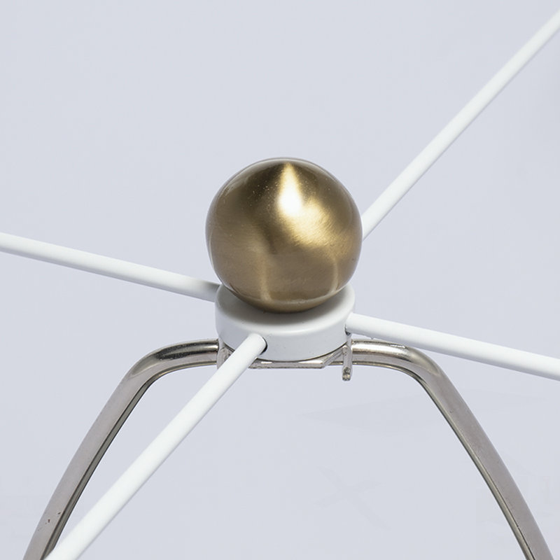 Élégante lampe de table pyramide mince avec abat-jour tambour, parfaite pour un décor moderne et élégant.