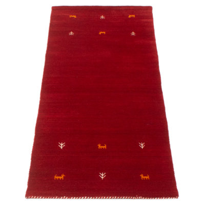 Les tapis Gabbeh sont fabriqués à la main avec des poils très hauts et des motifs très simples et stylisés.