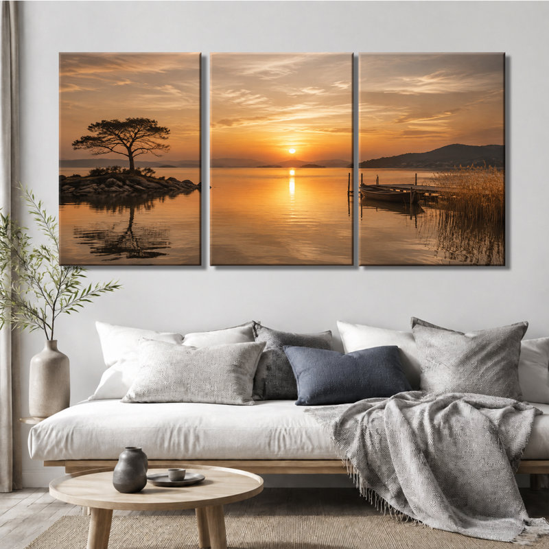 Tableau en trois panneaux représentant un paysage de quai de bateau au coucher du soleil sur un lac avec des arbres et des couchers de soleil, imprimé sur toile tendue