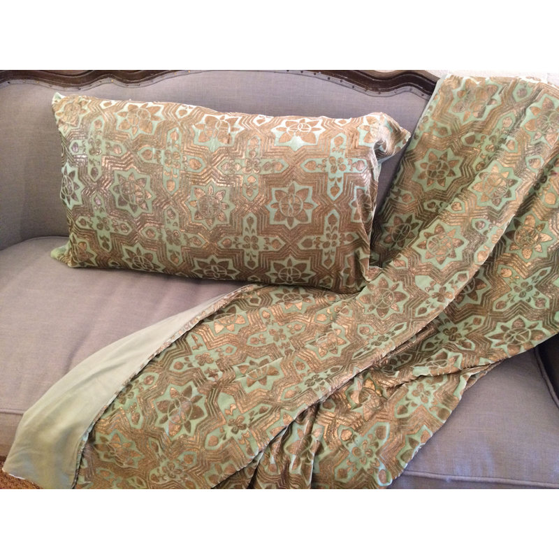 Minbar Velvet Throw