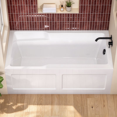 Baignoire à balnéo blanche en acrylique de 152 cm (L) x 81 cm (P) avec accoudoirs intégrés, fond texturé, design en niche, bonde à droite et ensemble de vidange noir mat.