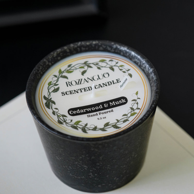 Bougie en céramique coulée à la main noire en cèdre noir