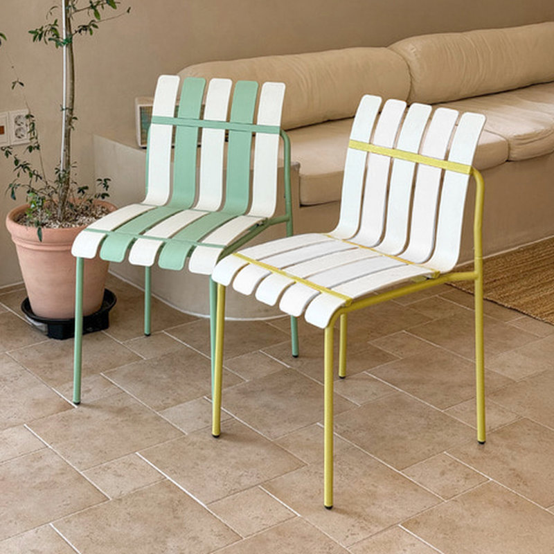Lot de 4 chaises modernes à rayures avec pieds en polypropylène imperméable et métal pour repas à l'intérieur/extérieur, assise bicolore blanc crème et jaune grainé pour balcon.