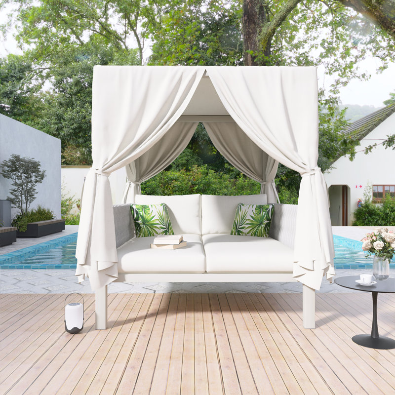 Lit de terrasse pour l'extérieur avec rideaux de lit beiges, coussins et coussins gris, corde tissée, convient à de multiples cas de figure