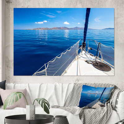 Voilier et bateau en mer bleue près de l'île - photographie sur toile